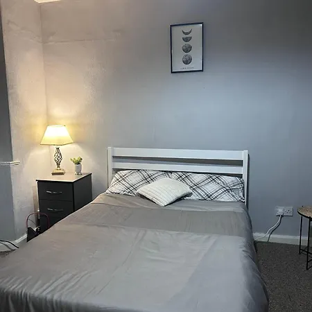 Homestay & With Free Breakfast And Driveway Parking *